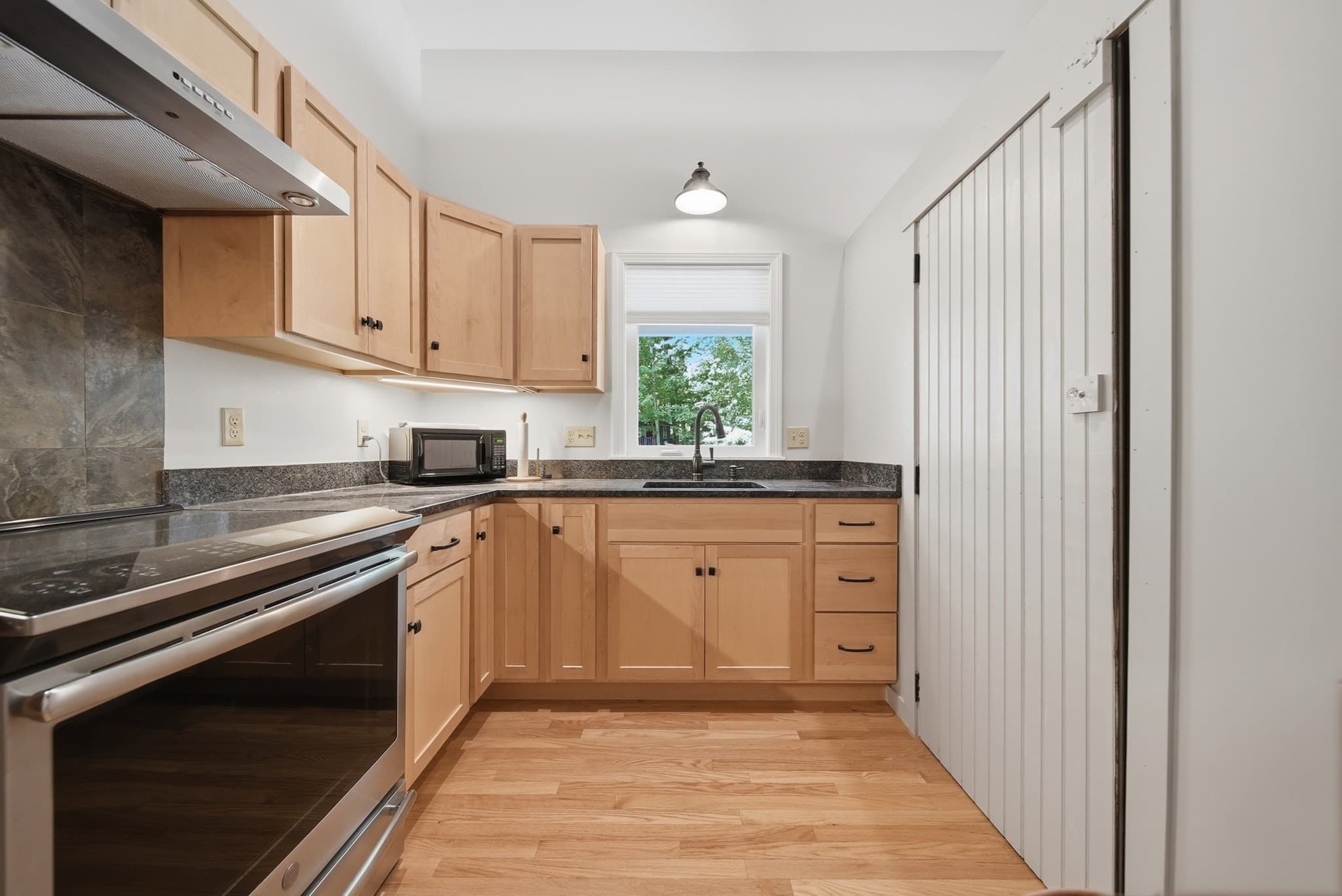 Single Family Residence at 1 Rock Forest Drive, Hooksett NH 03106, Hooksett, photo 7 of 40