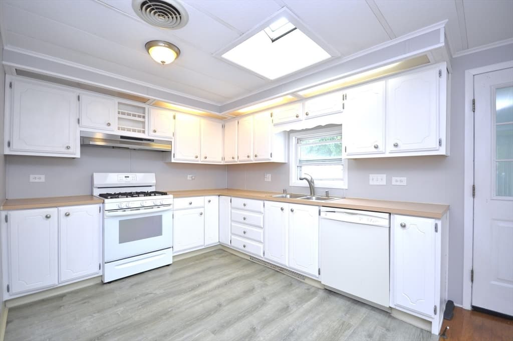 24 Leisurewoods Dr, Rockland MA 02370 photo 5