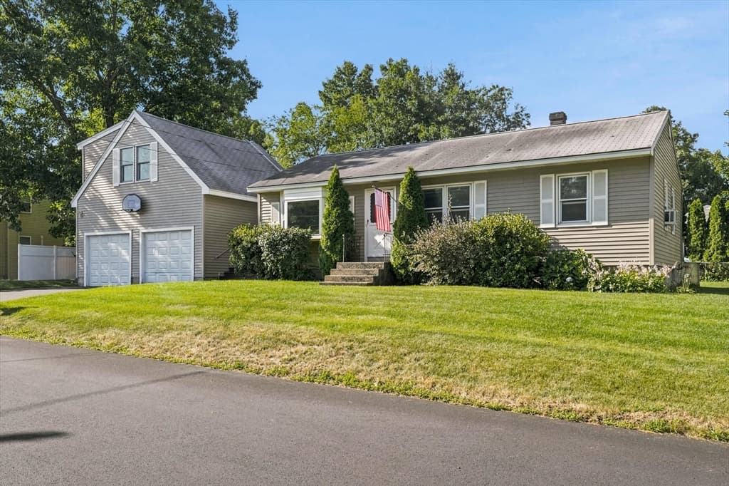 16 Edgelawn Ave, Chelmsford MA 01863