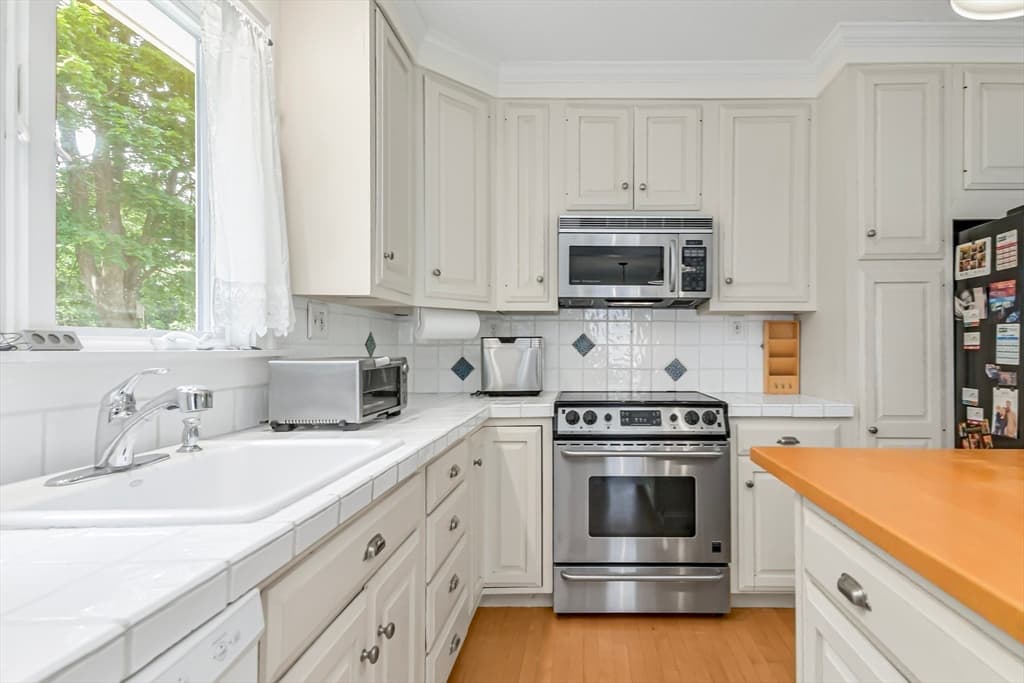 315 Hale St, Beverly MA 01915 photo 9