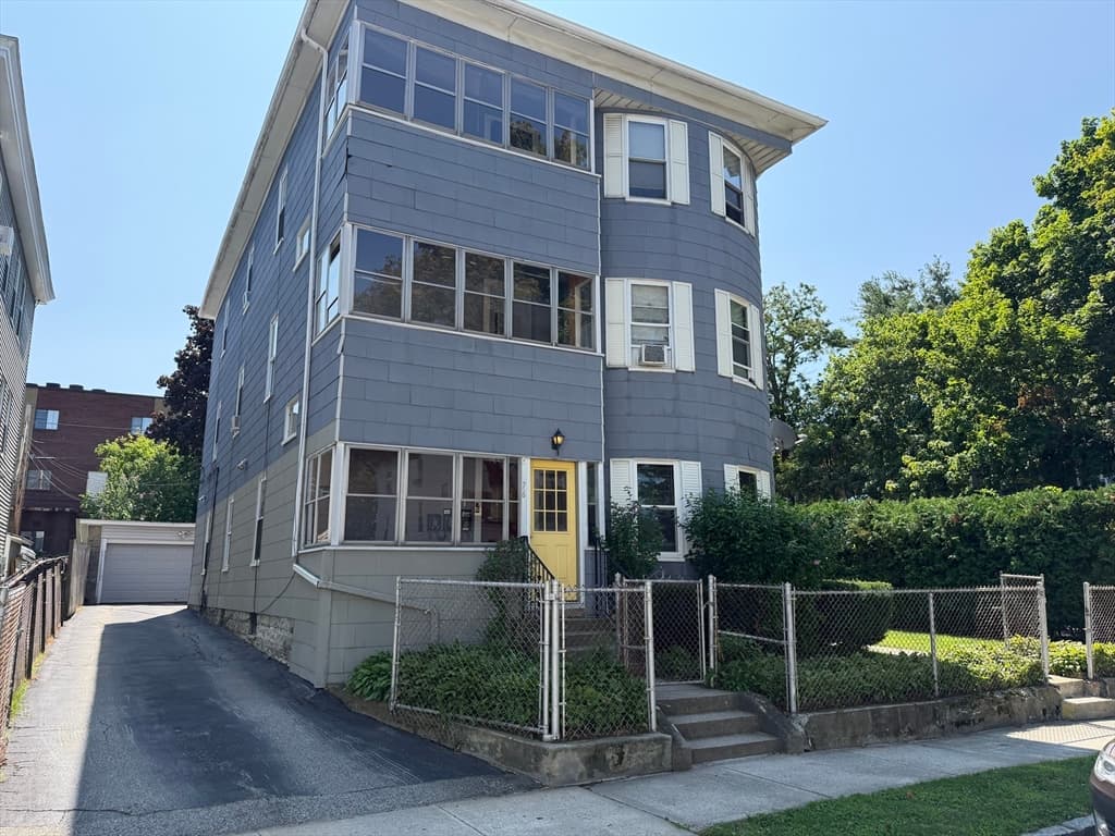 76 Paine St, Worcester MA 01605 photo 3
