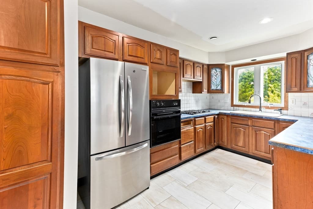 Single Family Residence at 330 Lincoln Ave, Fall River MA 02720, Fall River, photo 23 of 42