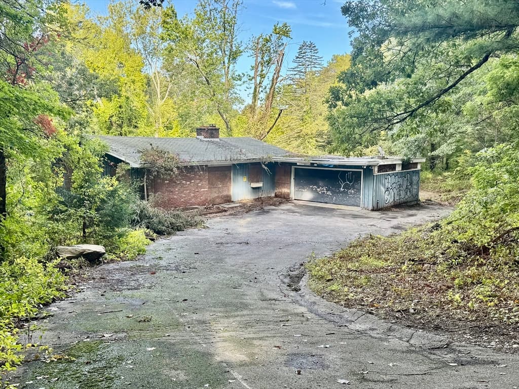 28 Cherry St, Shrewsbury MA 01545