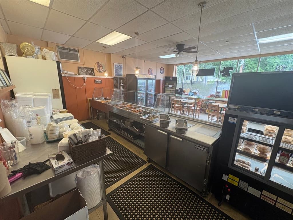 548 South St, Holyoke MA 01040 photo 7