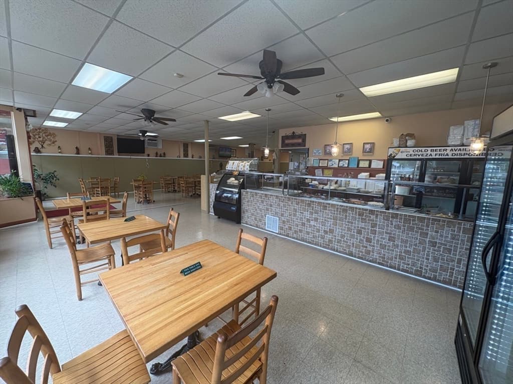 548 South St, Holyoke MA 01040 photo 3