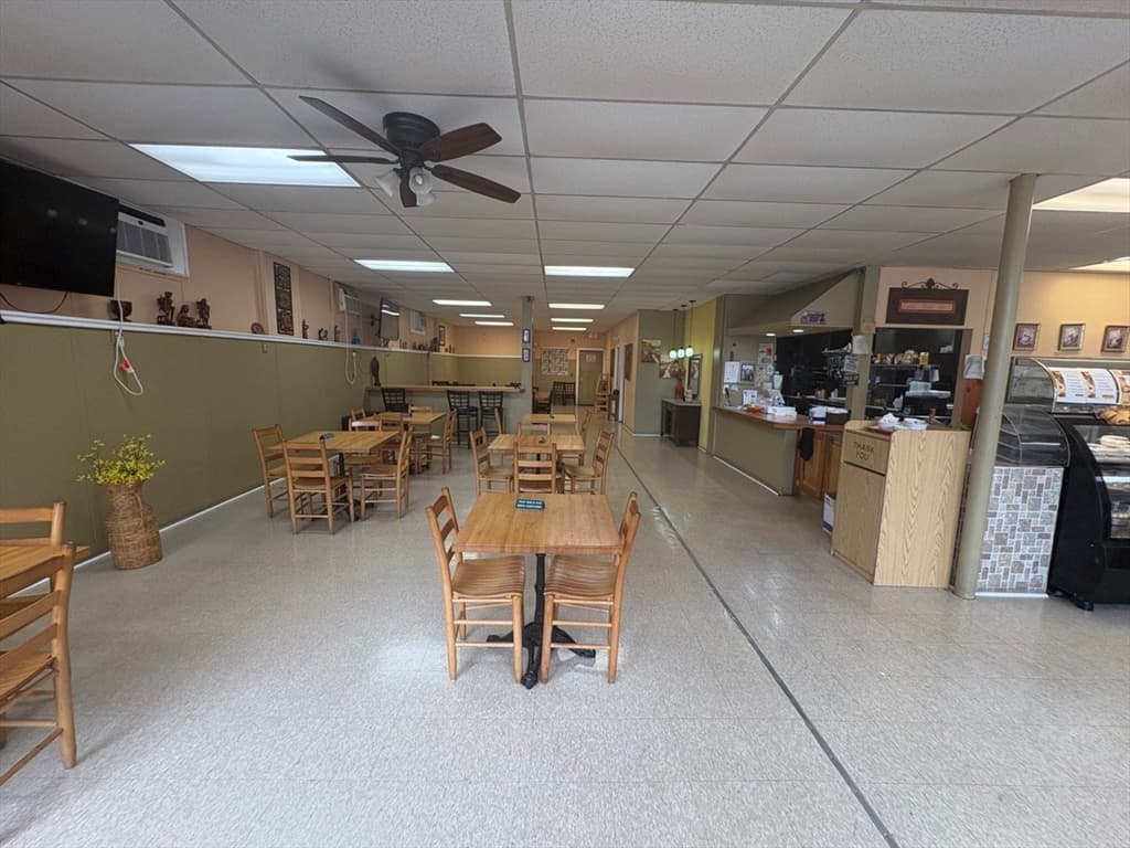 548 South St, Holyoke MA 01040 photo 4