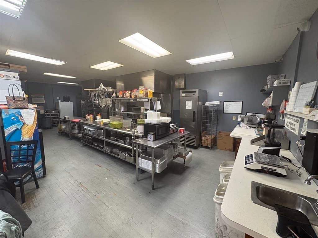 548 South St, Holyoke MA 01040 photo 8