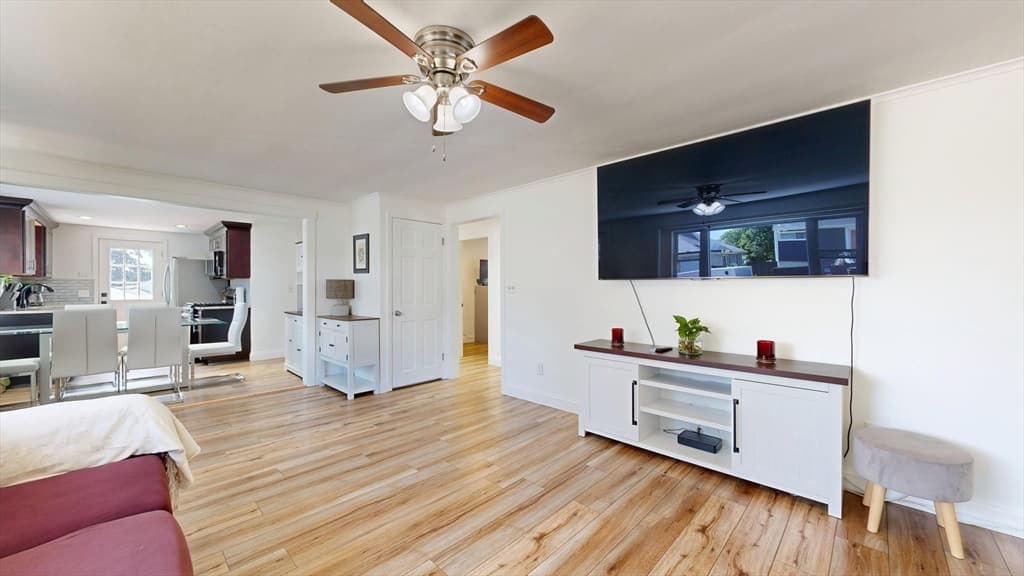 28 Deforest St, Boston MA 02136 photo 4