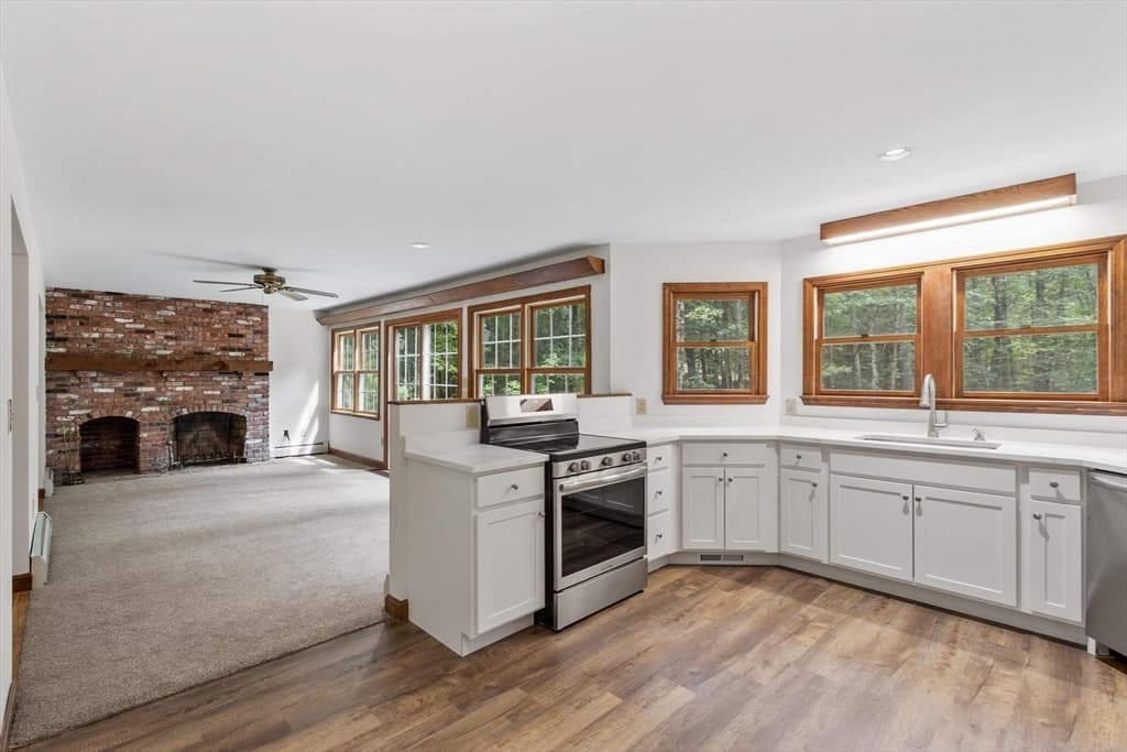 686 Scott Rd, Fitchburg MA 01420 photo 2