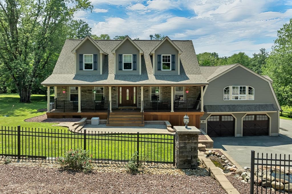 98 Robinson Rd, Hudson NH 03051