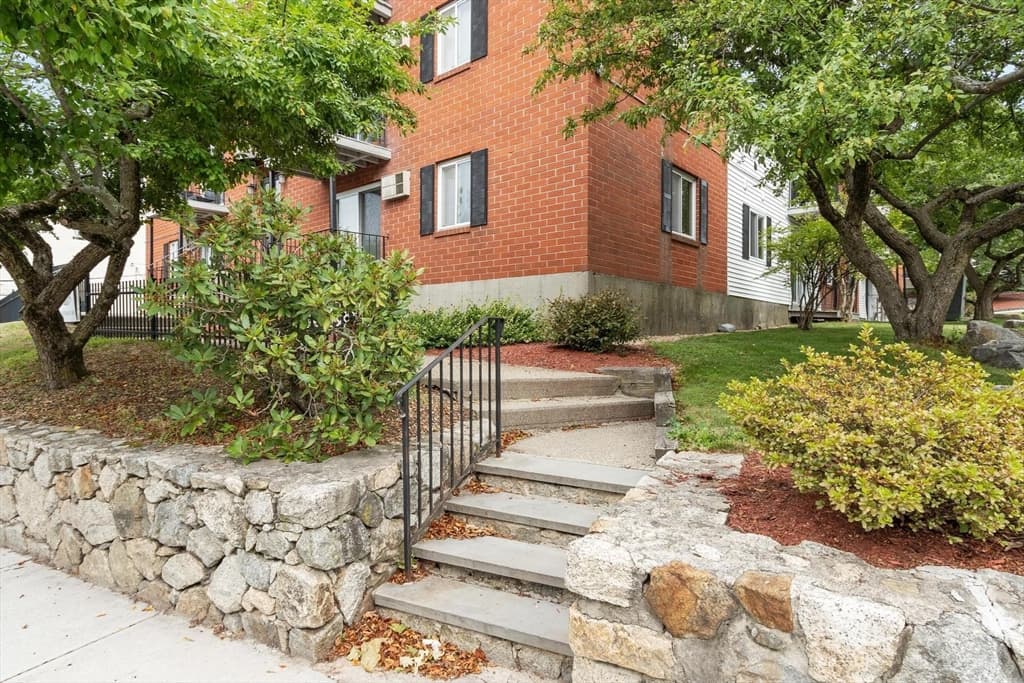 56 Edgeworth # 3, Worcester MA 01605