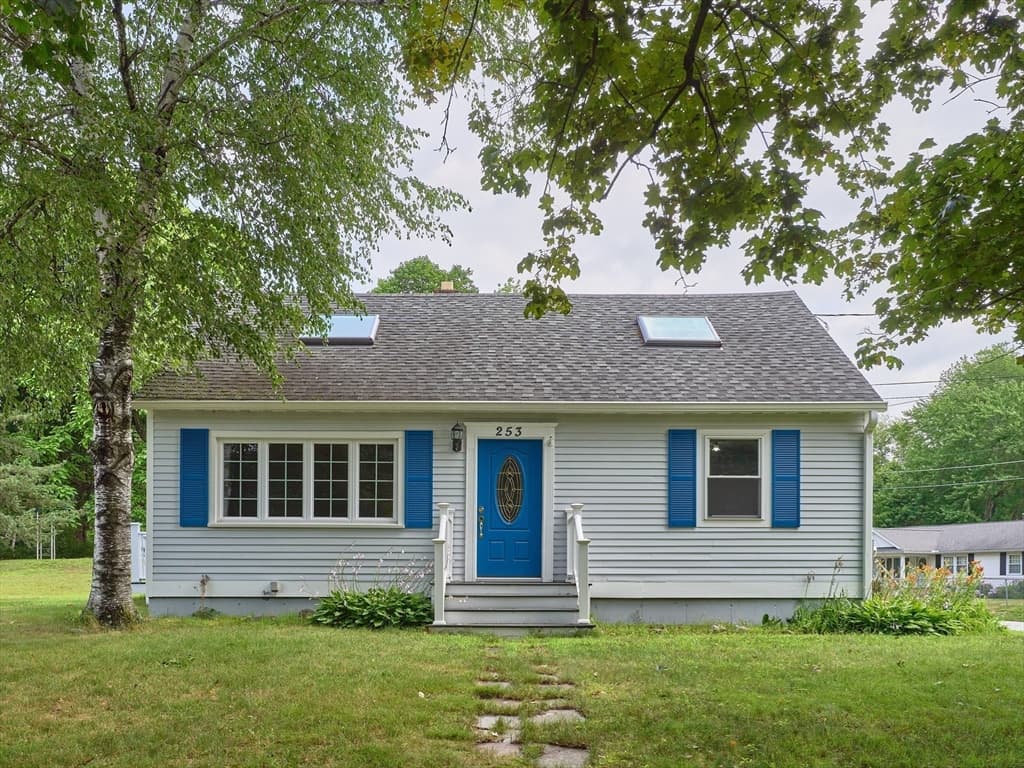 253 Central St, Hudson MA 01749 photo 2