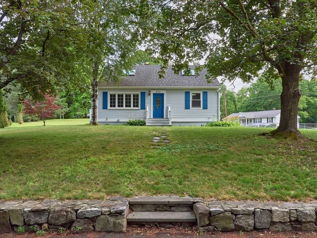 253 Central St, Hudson MA 01749 photo 3