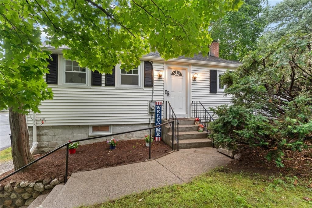 19 Bennett St, Wrentham MA 02093