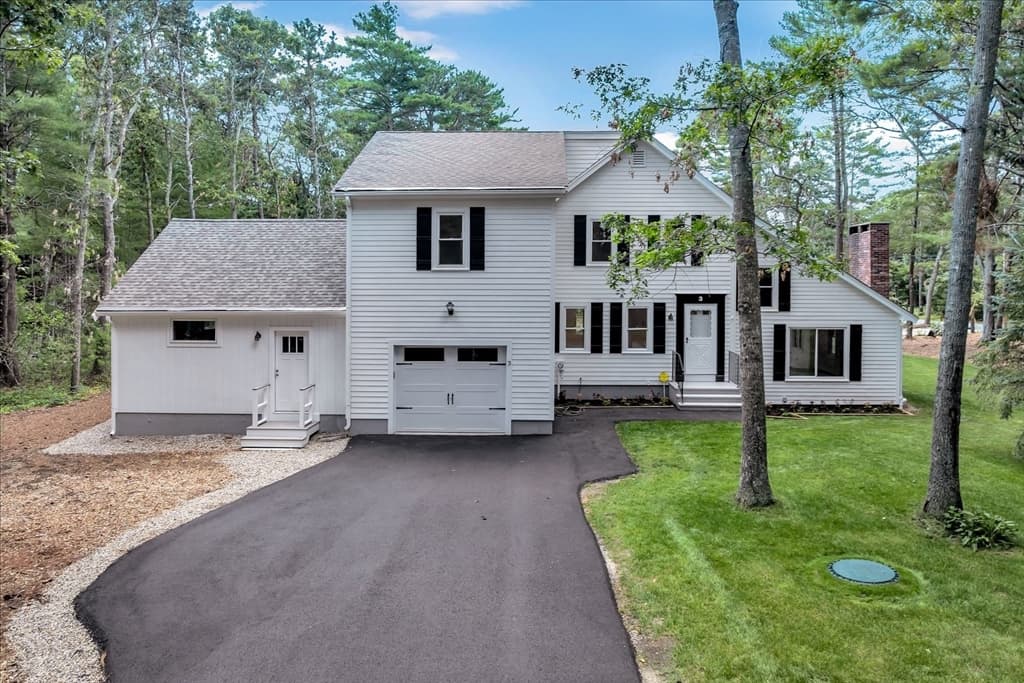 3 Viber Ln, Falmouth MA 02536