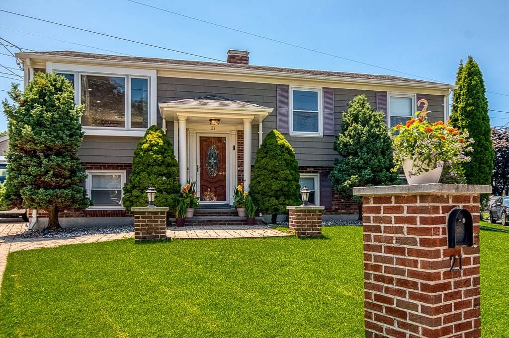 21 Cardosi Court, Pawtucket RI 02861
