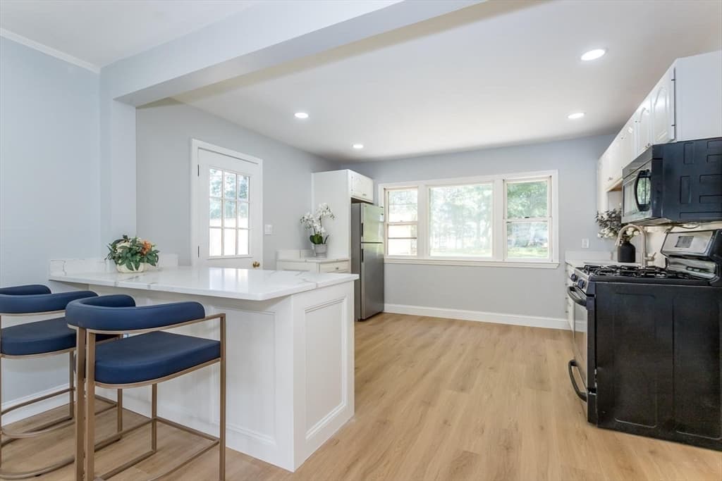 20 Rayburn Rd, Stoughton MA 02072 photo 3