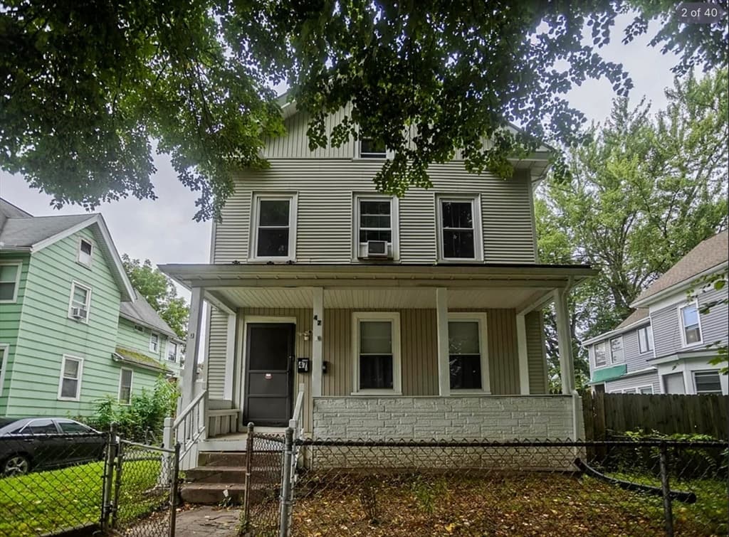 47 Taylor St, Holyoke MA 01040 photo 2