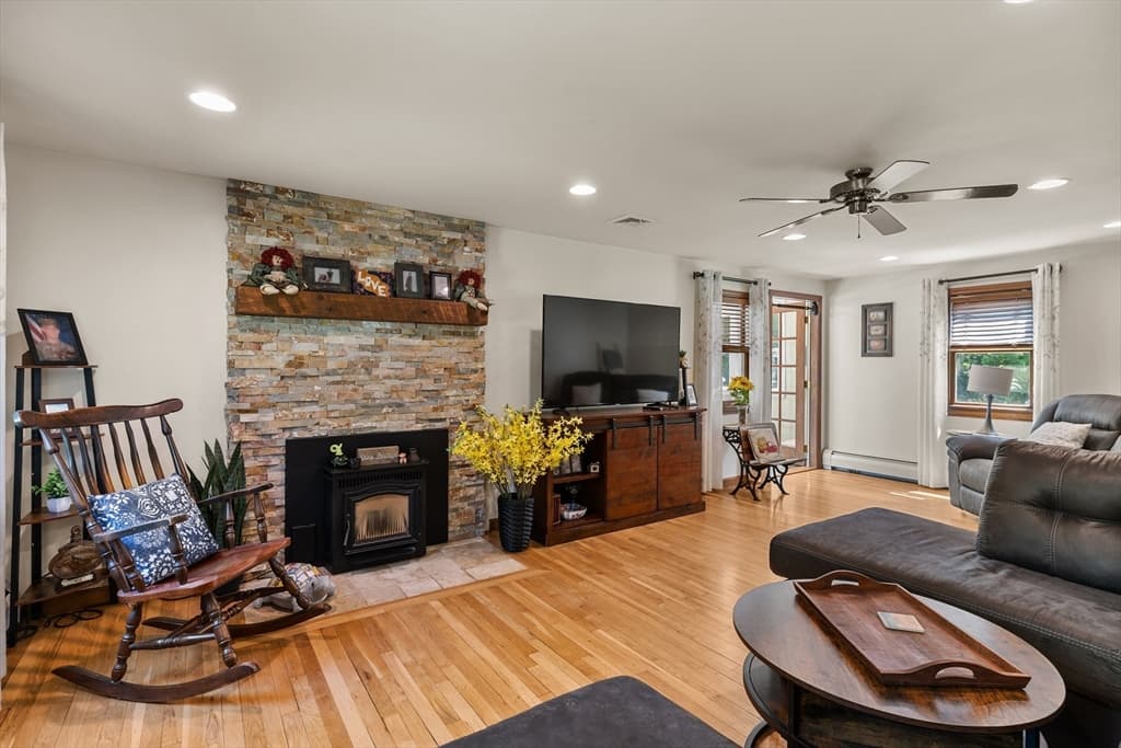 229 Tispaquin St, Middleboro MA 02346 photo 3