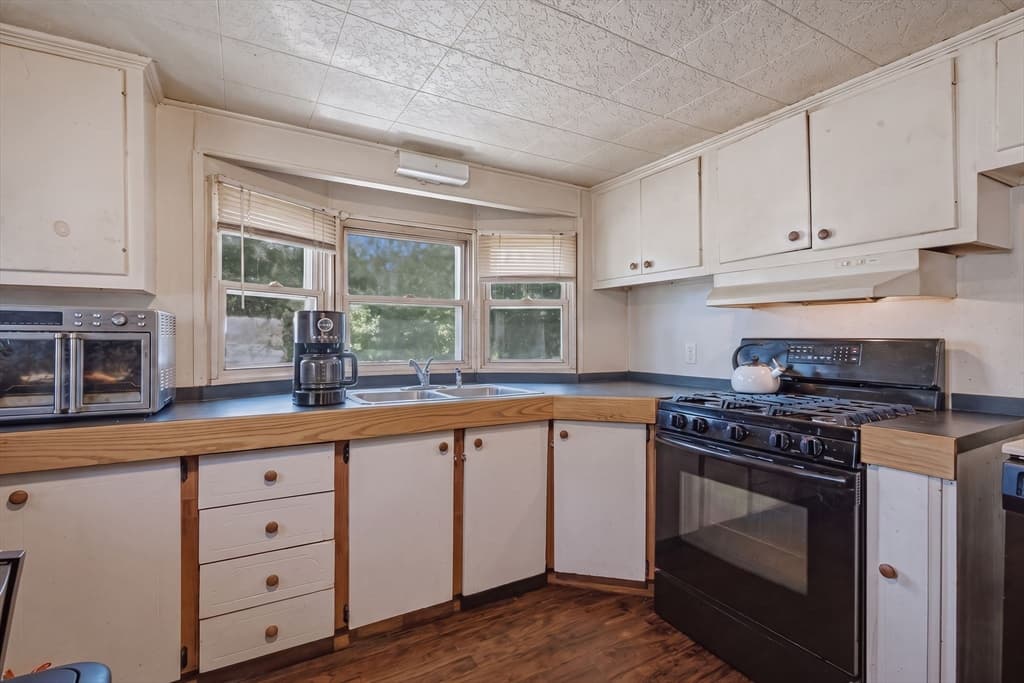 124 Mayflower Avenue, Taunton MA 02780 photo 2