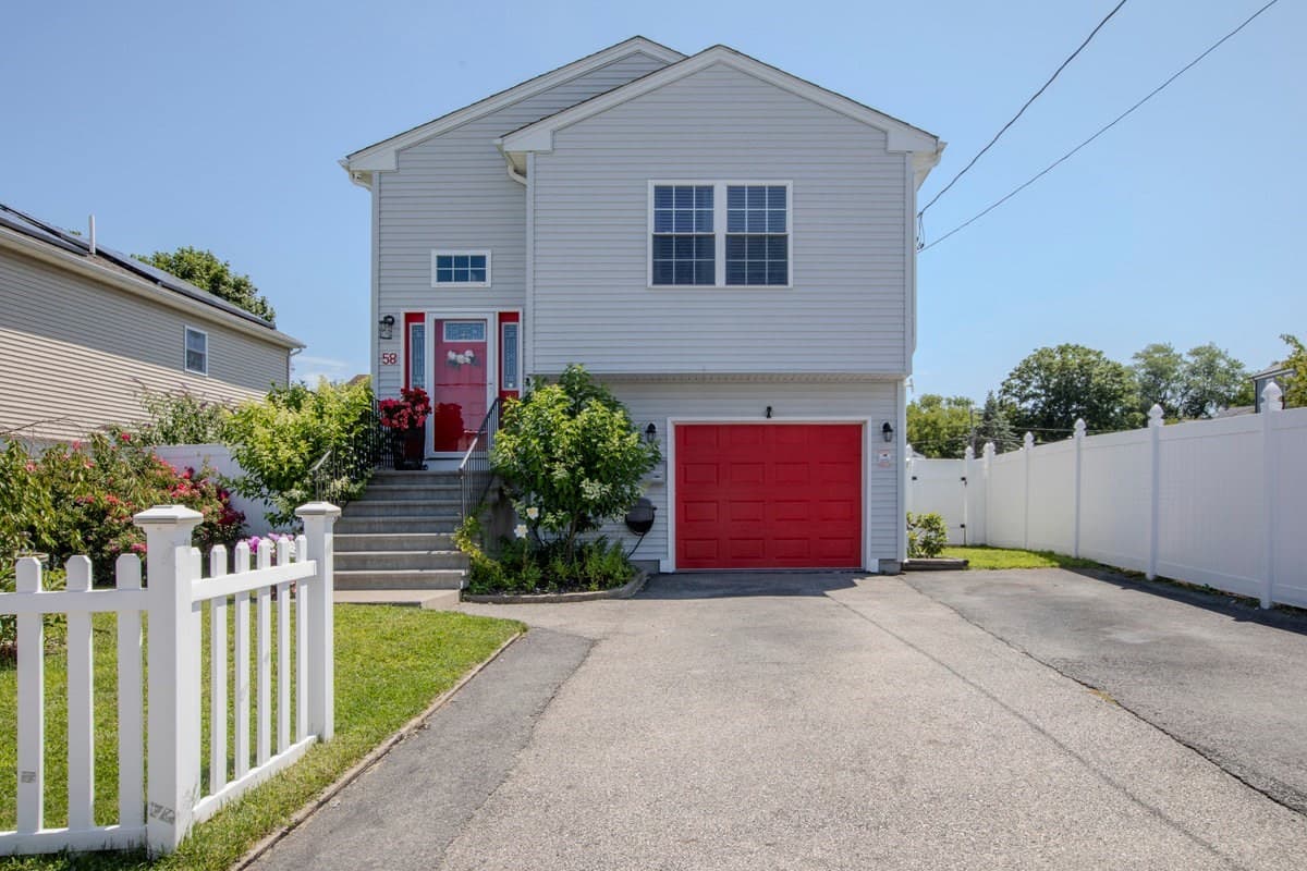 58 Manchester St, Fall River MA 02721