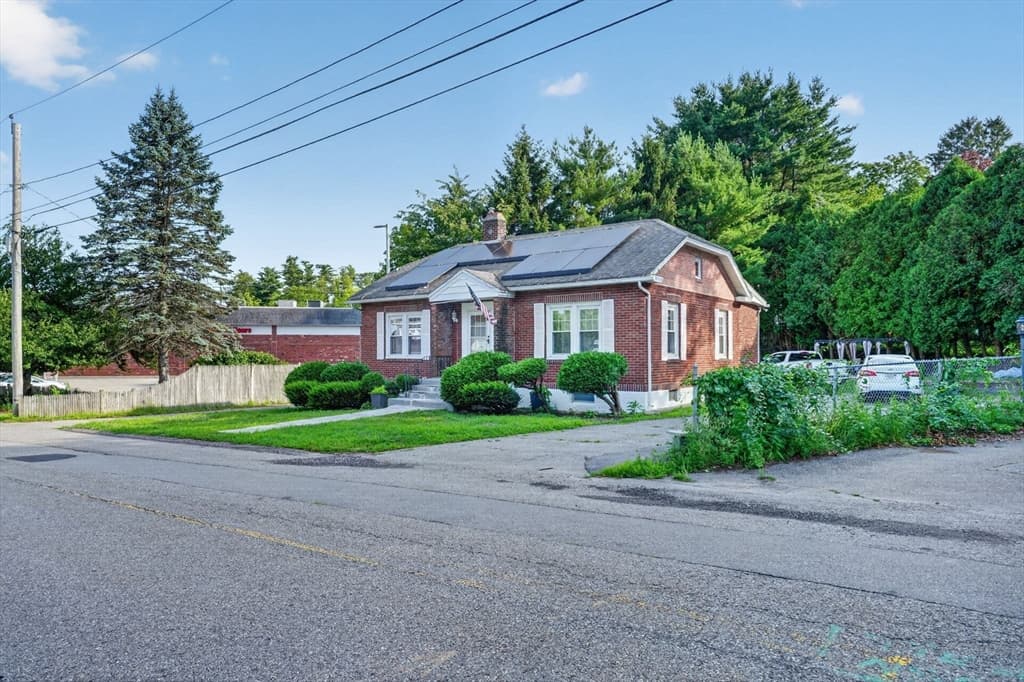 22 Fruit St, Leominster MA 01453 photo 2