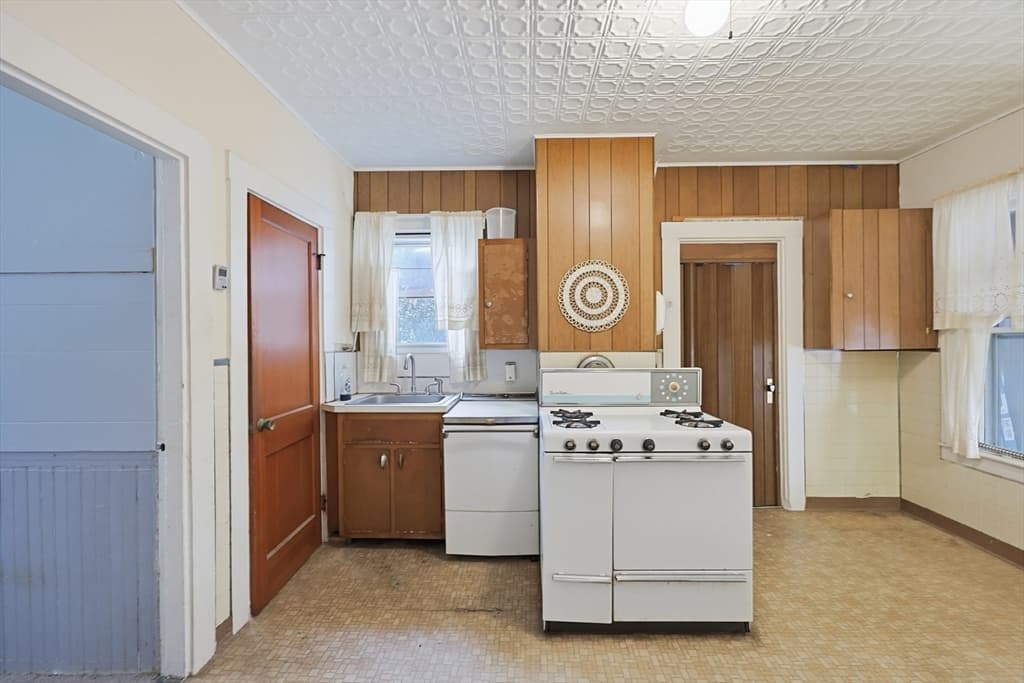 101 Winthrop St, Brockton MA 02301 photo 8
