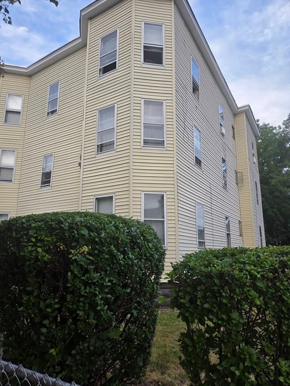109 Grover St, Springfield MA 01104 photo 4