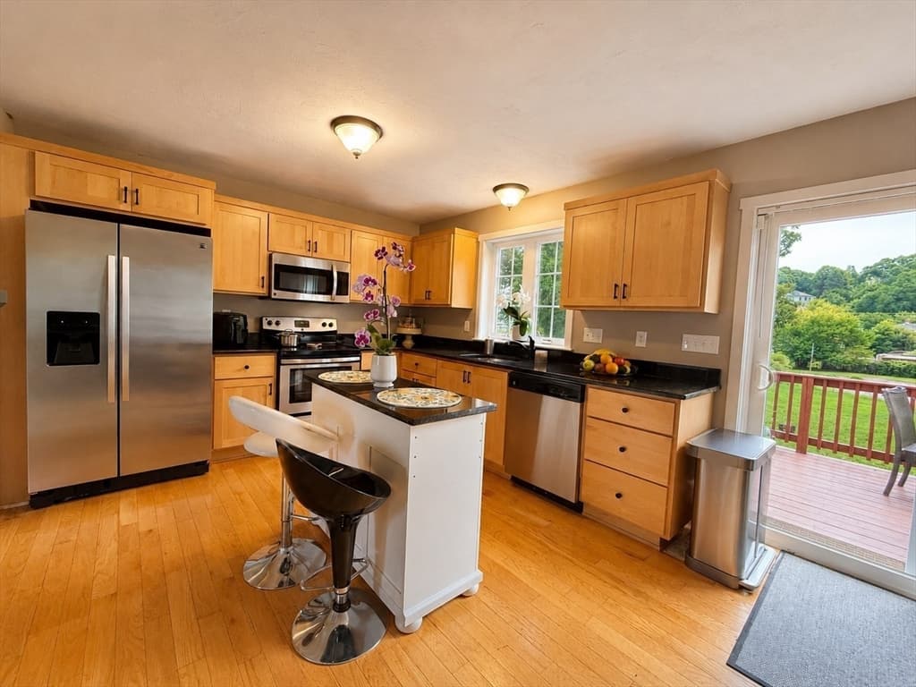 24 Beach St, Milford MA 01757 photo 2