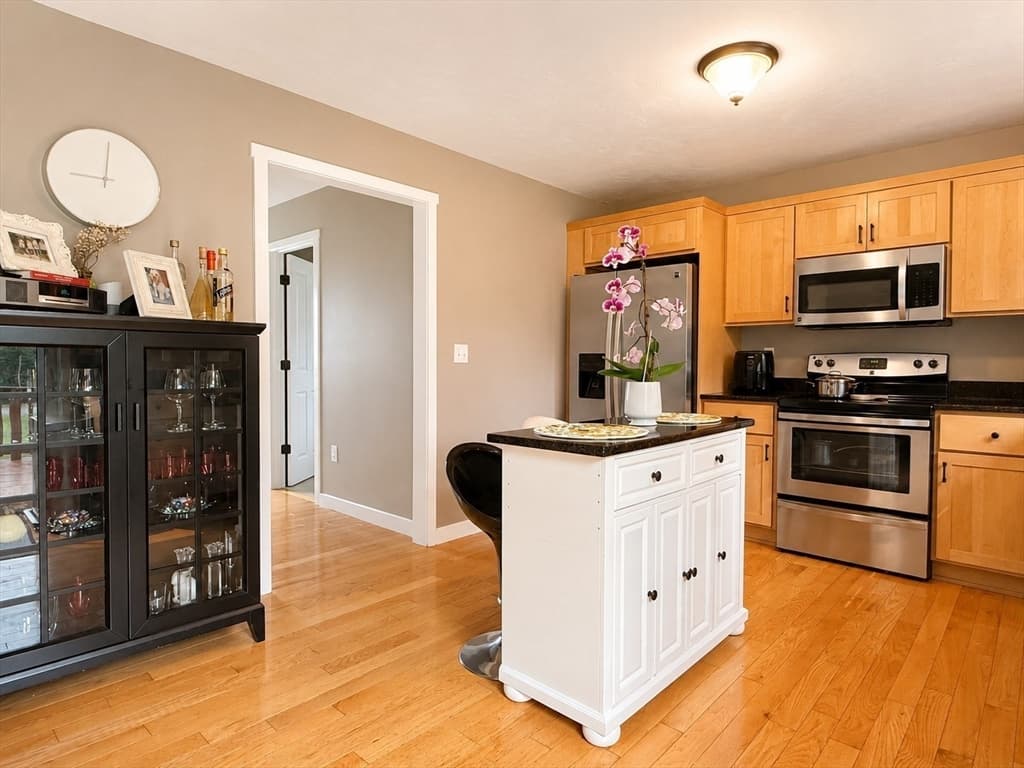 24 Beach St, Milford MA 01757 photo 3