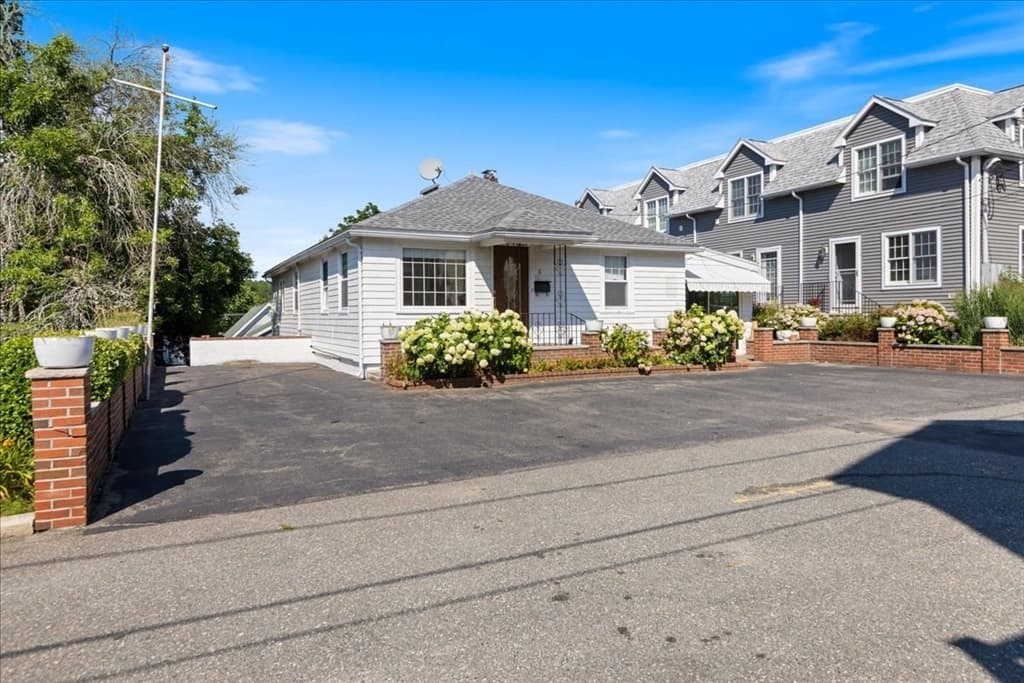 8 Luzitania Ave, Gloucester MA 01930 photo 2