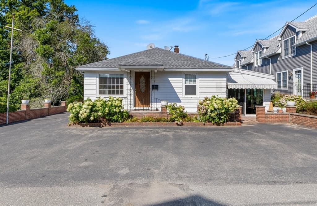 8 Luzitania Ave, Gloucester MA 01930