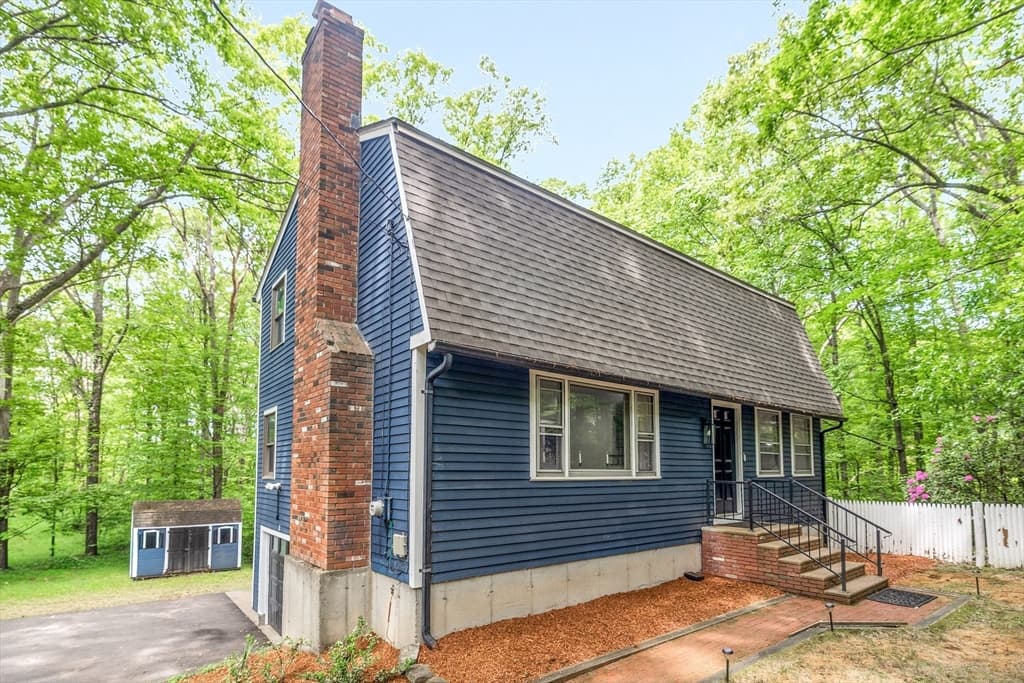 9 Colonial Rd, Sutton MA 01590