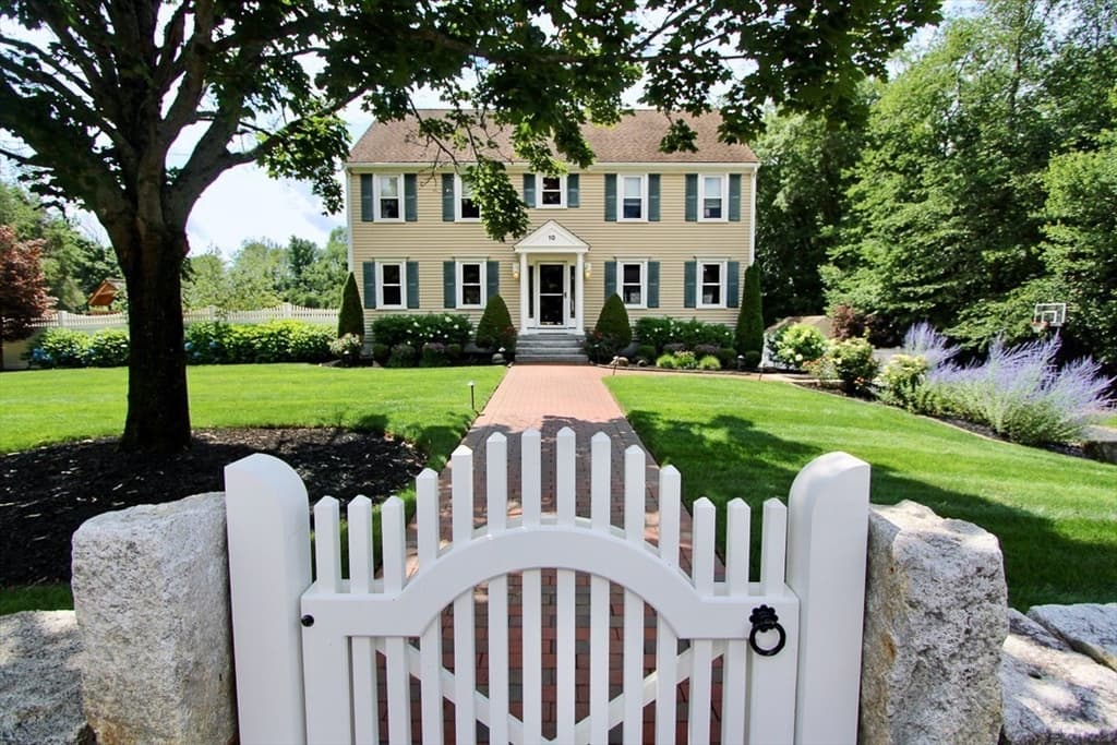 10 Stoneybrook Drive, Bridgewater MA 02324