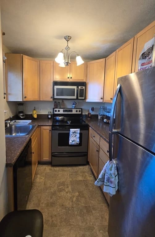 40 Saint Kolbe Dr # C, Holyoke MA 01040 photo 2