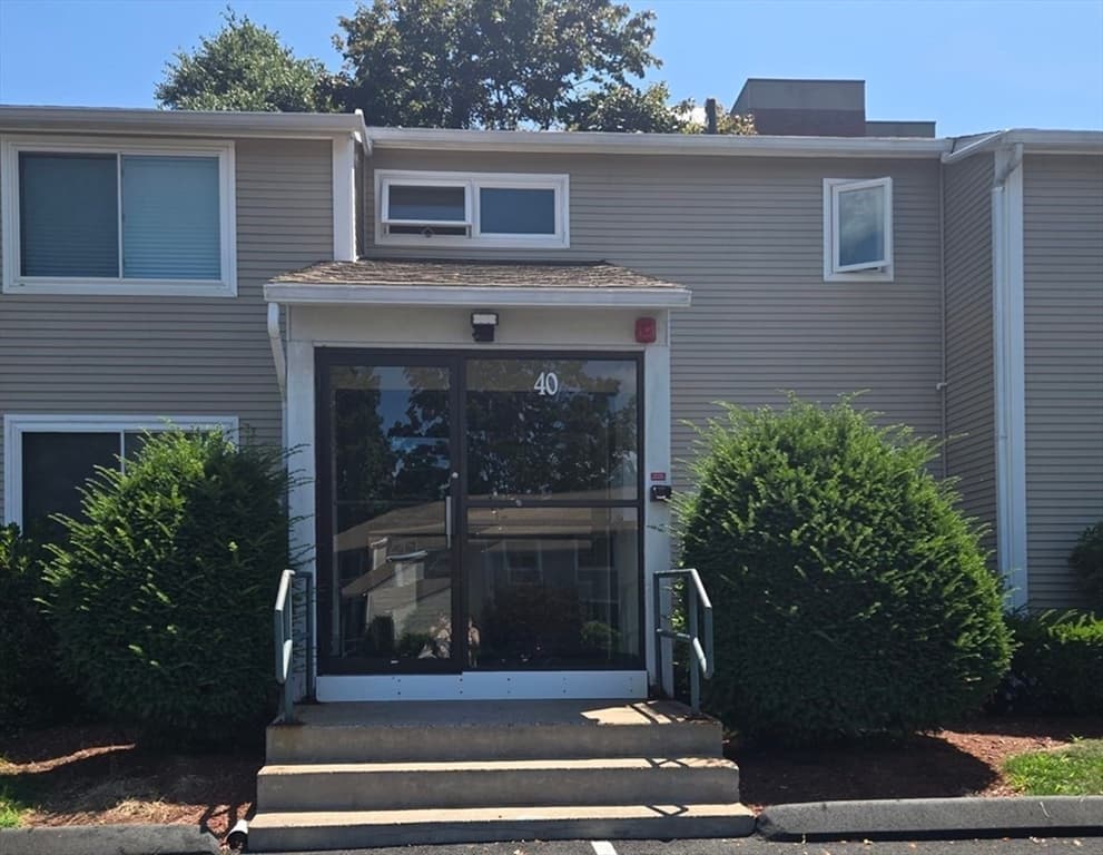 40 Saint Kolbe Dr # C, Holyoke MA 01040