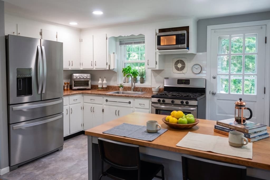 Single Family Residence at 295 Oak St, Halifax MA 02338, Halifax, photo 2 of 42