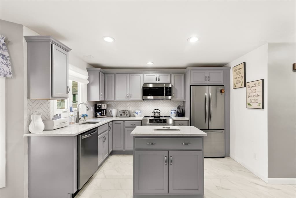 35 Pilgrim Village Road # 402, Taunton MA 02780 photo 2