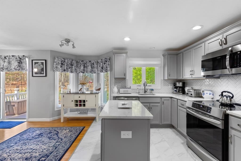 35 Pilgrim Village Road # 402, Taunton MA 02780 photo 3