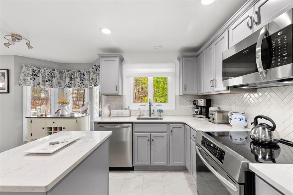 35 Pilgrim Village Road # 402, Taunton MA 02780