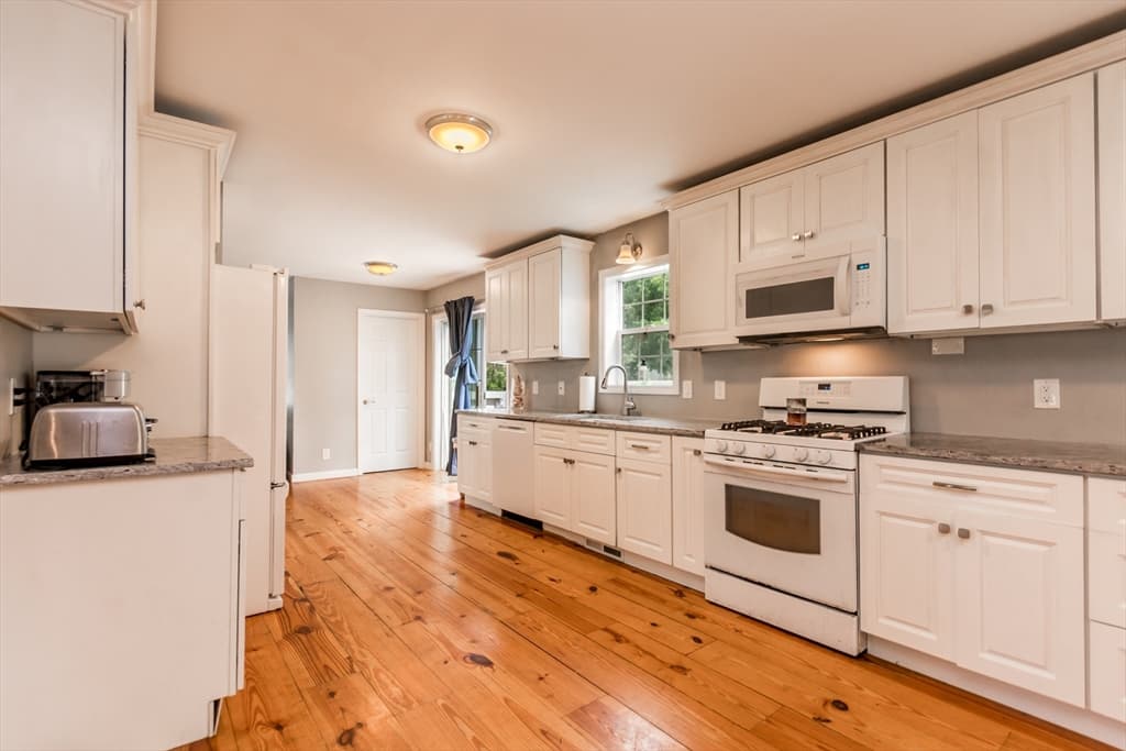 8 Hampden Rd, Falmouth MA 02536 photo 12
