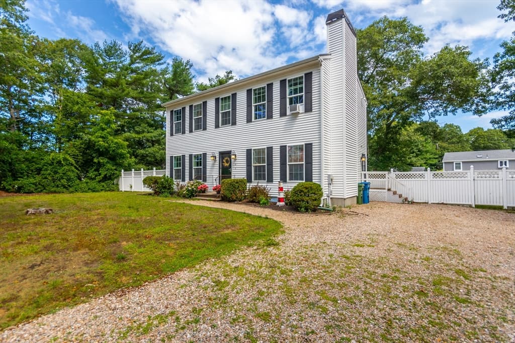 8 Hampden Rd, Falmouth MA 02536