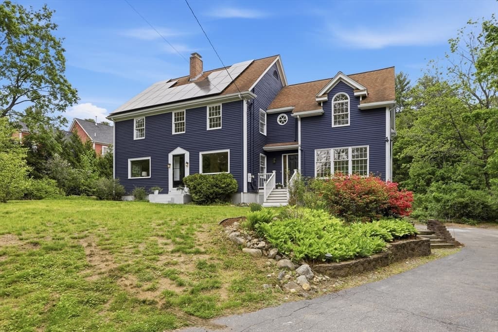 106 Concord Rd, Bedford MA 01730