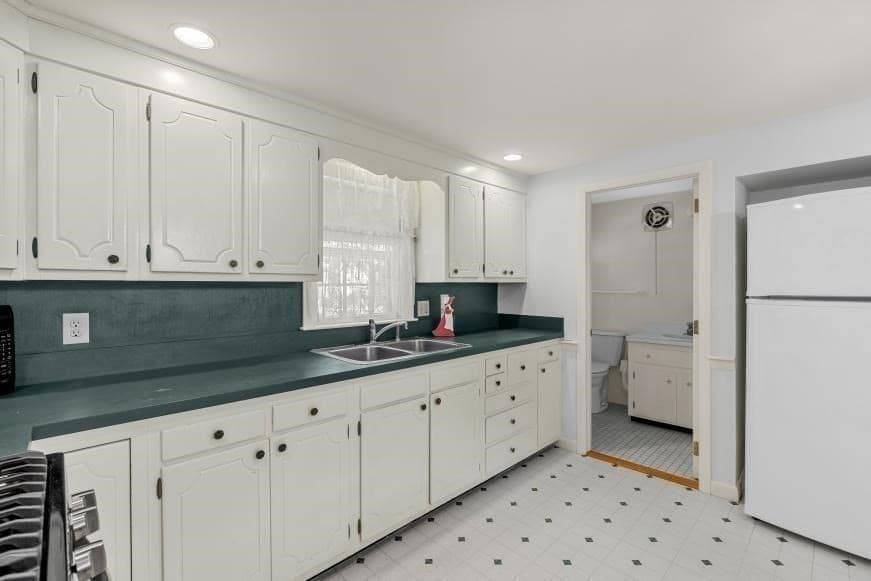 Single Family Residence at 39 Phyllis Dr, Yarmouth MA 02664, photo 13 of 33