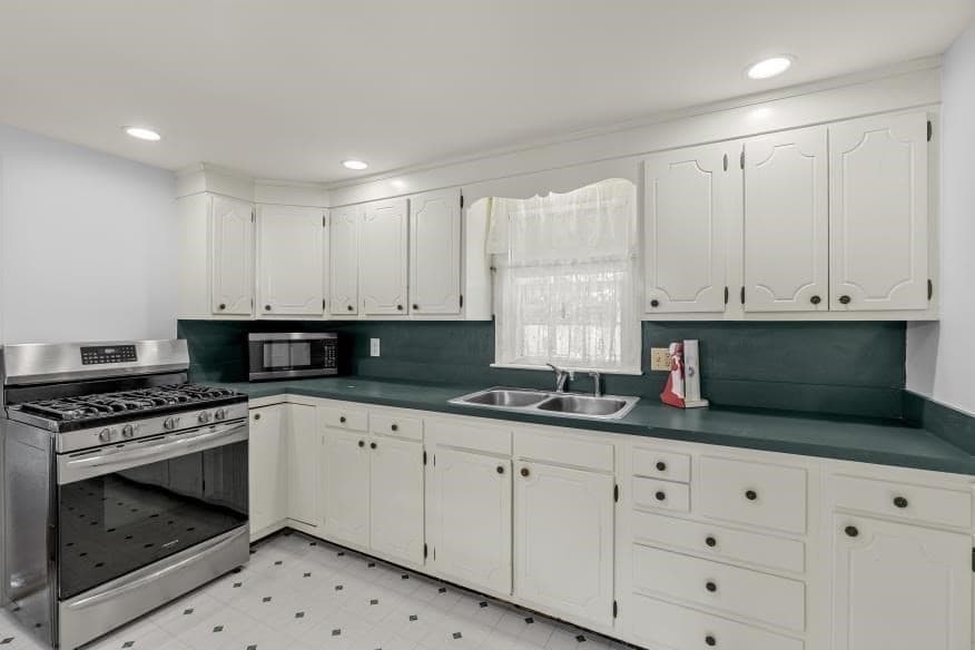 Single Family Residence at 39 Phyllis Dr, Yarmouth MA 02664, photo 10 of 33
