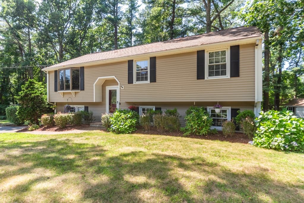 Single Family Residence at 140 Bayberry Cir, Bridgewater MA 02324, photo 2 of 25