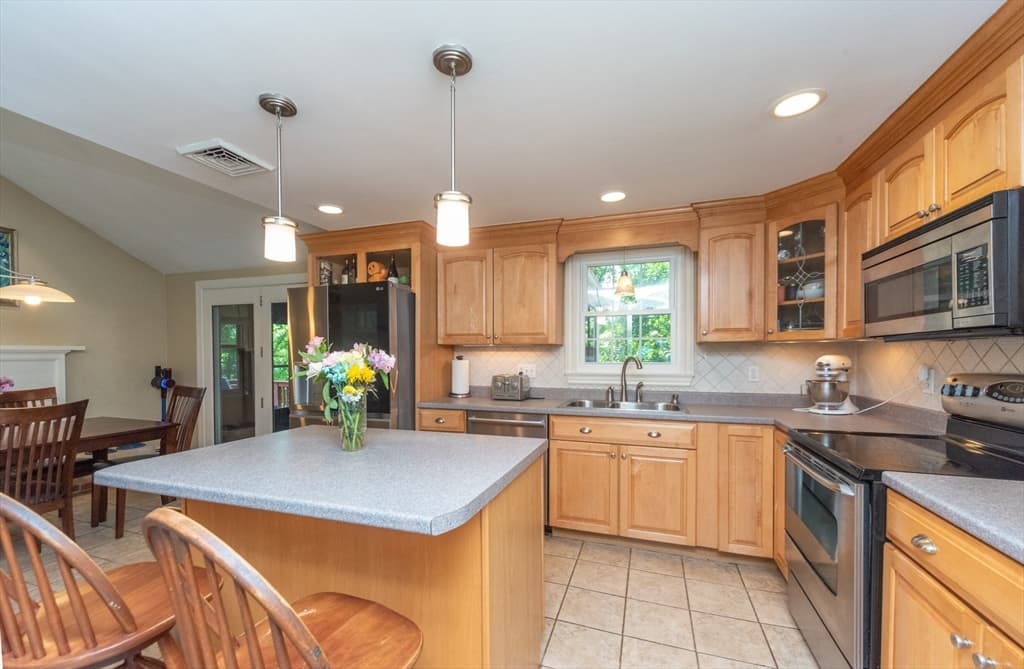 Single Family Residence at 140 Bayberry Cir, Bridgewater MA 02324, photo 8 of 25