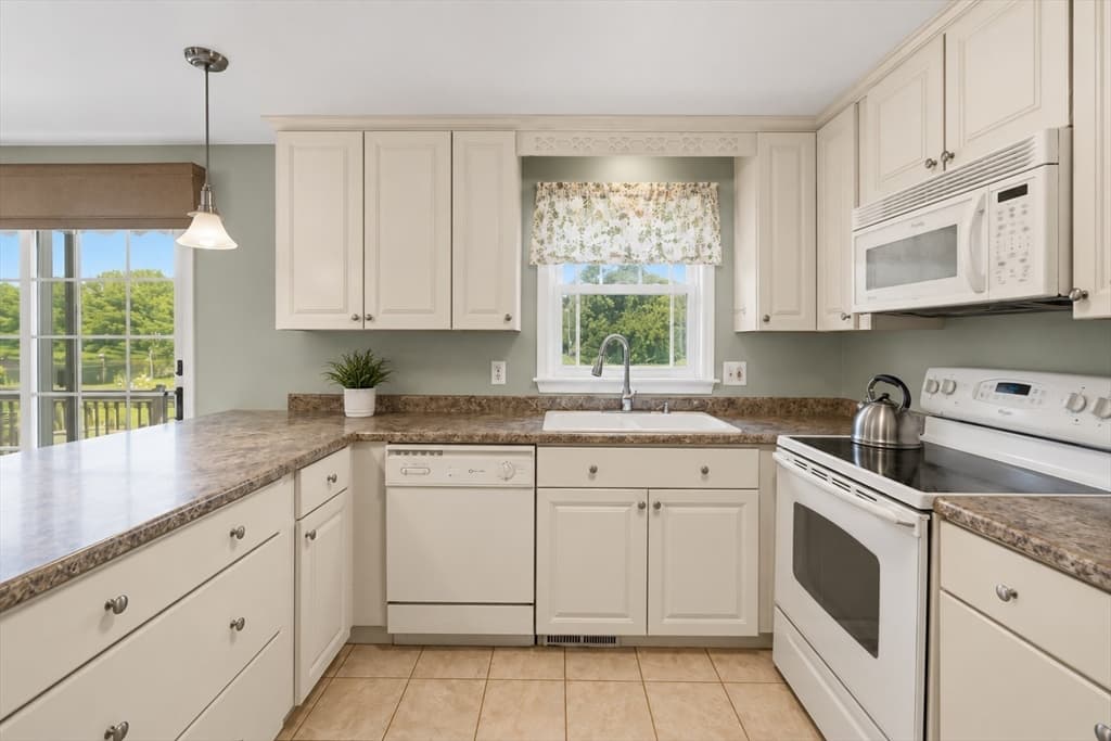 748 Warren Ave, Swansea MA 02777 photo 6