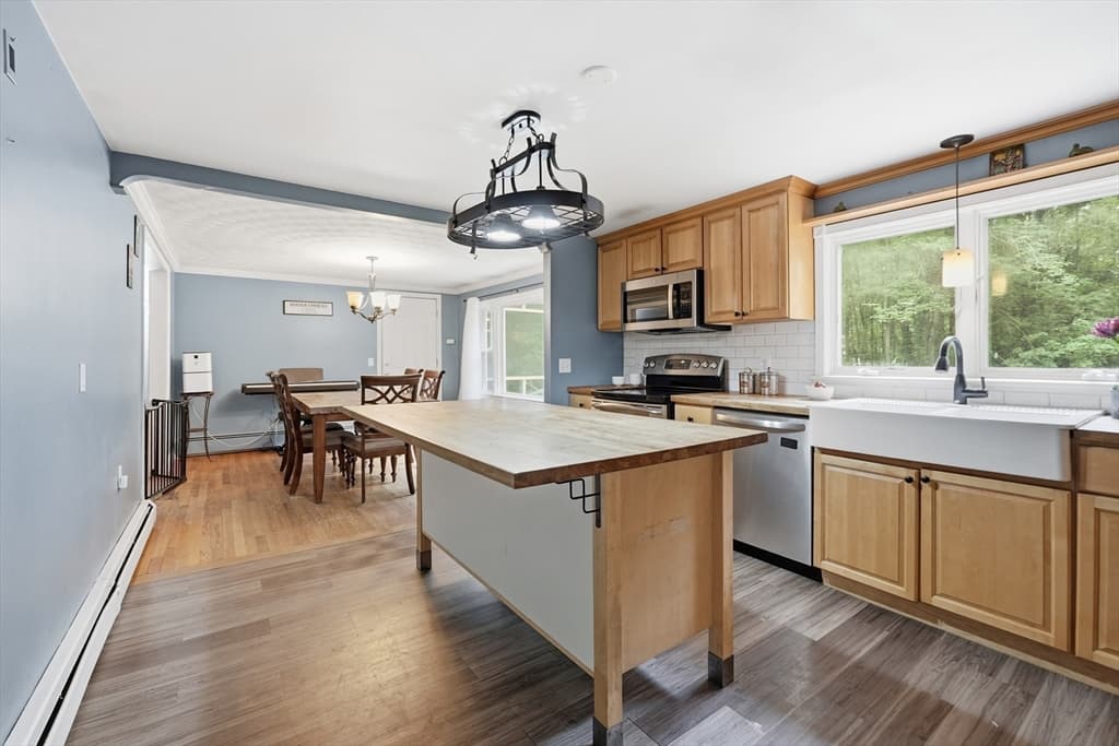 Single Family Residence at 51 Whittemore Rd, Sturbridge MA 01566, Sturbridge, photo 7 of 27