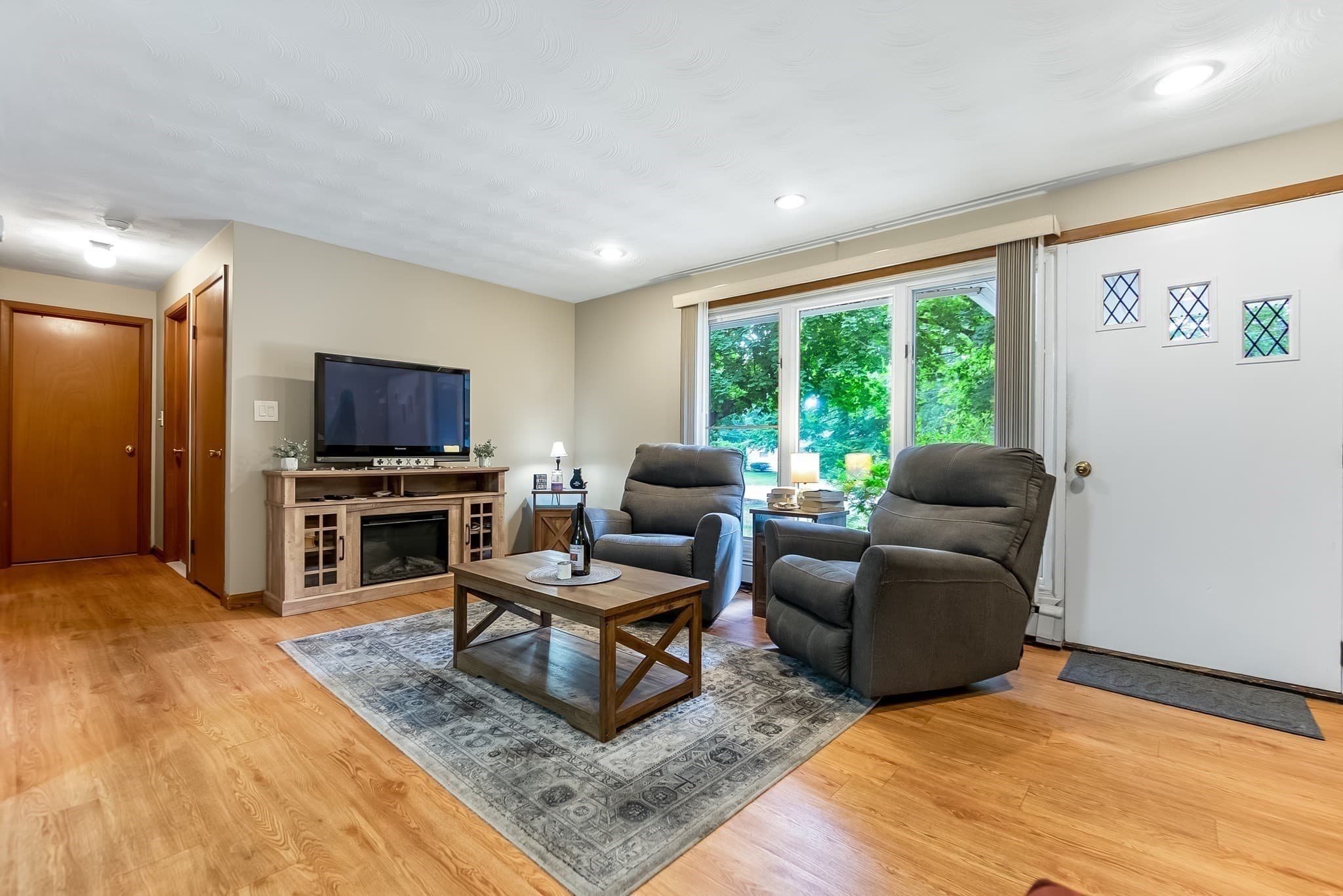 Single Family Residence at 64 Hemenway Rd, Framingham MA 01701, photo 4 of 30